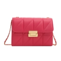 Stijlvolle magenta gewatteerde flap tas met gouden ketting en metalen kliksluiting - rozenroze