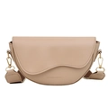 Borsa a sella beige con patta ondulata e fibbia dorata con scritta Char8ien & Kenth - Cachi