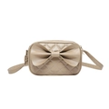 Bolso acolchado caqui con un gran lazo de cuero y elegantes costuras blancas visibles - Caqui