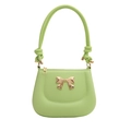 Bolso chic de cuero verde claro con lazo dorado y asa anudada sobre fondo blanco - Verde