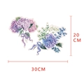 Detail van bloemenmuurstickers met paarse hortensia's en lint, 30 cm bij 20 cm - Paars Blauwe Hydrangea (Y1538)