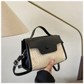 Détail d'un sac bandoulière en paille et cuir noir avec bouton pression cylindrique - Noir