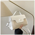 Détail du sac bandoulière en cuir blanc et paille tissée avec boucle ronde et bandoulière - Blanc Cassé