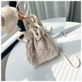 Detalle del bolso de paja tipo cubo con bordados florales y adorno de encaje elegante - Rosa Claro