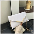 Detail van witte epi-lederen enveloppetas met gouden V-accent en metalen kettingriem - Wit