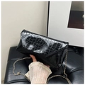 Détail d'une pochette noire à texture crocodile avec fine bandoulière dorée - Noir