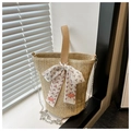 Detail der gewebten Stroh-Tasche mit Ledergriff und gemustertem Seidenschal-Akzent - Khaki