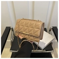 Gros plan du sac bandoulière matelassé beige avec détails dorés et bandoulière chaîne - Kaki