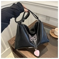 Dettaglio della borsa nera in pelle PU lucida con farfalla rosa e catena d'argento - Nero