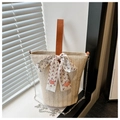 Detailansicht beige geflochtene Beuteltasche mit Ledergriff, Seidentuch und Kette - Braun