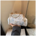Detail einer Vintage-Handtasche mit blauer Schmetterlingsstickerei und Goldrahmen - Blau