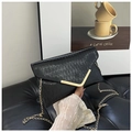 Elegante zwarte enveloppe tas met plissé textuur en goudkleurige V-metalen accenten - Zwart