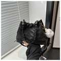 Dettaglio borsa a secchiello nera con manico intrecciato e ciondolo peluche - Nero Con Pendente