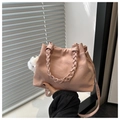 Dettaglio della borsa rosa chiaro effetto marmo con manico intrecciato e ciondolo - Rosa Con Pendente