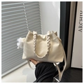 Dettaglio borsa a secchiello color crema con manico intrecciato e ciondolo peluche - Bianco Con Pendente