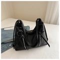 Dettaglio della borsa tote in pelle PU nera con cerniere in metallo e nastri a fiocco - Nero
