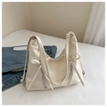 Dettaglio borsa tote in ecopelle bianco crema con fiocchi laterali e cerniere argento - Bianco