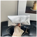 Pochette enveloppe argentée à motif crocodile avec bandoulière chaîne dorée femme - Argenté