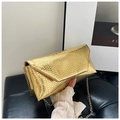 Pochette de soirée dorée effet crocodile avec fine bandoulière en chaîne dorée - Doré