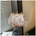 Detail einer Vintage-Muscheltasche mit goldener Schmetterlingsstickerei und Metallgriff - Rosa