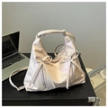 Bolso tote plisado rosa con acabado satinado y lazo, versátil para hombro o bandolera - Rosa