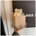 Bolso bombonera beige con cadena plateada gruesa y relieve de cuero rich rabbit - Caqui