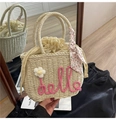 Stroh-Handtasche mit rosa 'hello'-Stickerei und dekorativem Blumen-Seidenschal - Cremeweiß mit Rosa