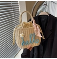 Strohhandtasche mit blauer Hello-Stickerei, weißem Gänseblümchen und Blumenschal - Beige mit Blau
