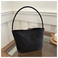 Sac à épaule noir en nylon minimaliste avec détail gaufré onwards and upwards - Noir
