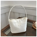 Sac bandoulière minimaliste en nylon blanc avec broderie onwards and upwards - Blanc