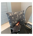Borsa a tracolla intrecciata grigio scuro con delicato ricamo floreale in pizzo - Nero