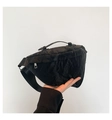 Riñonera versátil de lona negra con textura plisada y correa ajustable para mujer - Negro