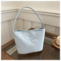Sac fourre-tout en nylon bleu clair avec broderie minimaliste sur table en verre - Bleu