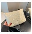 Borsa a tracolla intrecciata beige con ricamo floreale rosa e motivi di foglie - Bianco