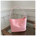 Sac seau en nylon rose avec broderie Onwards and Upwards et poignée cylindrique - Rose
