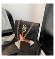 Detail van de zwarte crossbodytas van kunstleer met krokodillenprint en goud logo - Zwart