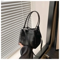 Detail einer schwarzen Vintage-Beuteltasche mit Textur und doppelten Griffen - Schwarz