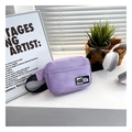 Detalle del bolso bandolera de nailon violeta con etiqueta de moda y correa negra - Morado