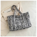 Sac fourre-tout classique à carreaux noir et blanc avec deux anses sur fond beige - Gris