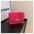 Lebhafte magentafarbene Stepptasche mit goldener Kette und edlem Metallbesatz - Rosarot