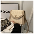 Dettaglio borsa a tracolla vintage in tessuto trapuntato beige con bordo in pelle e bottone - Cachi
