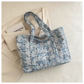 Sac cabas en tissu à carreaux bleus et blancs sur un blazer beige style décontracté - Bleu