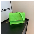 Neongrüne Stepptasche mit goldener Kette und geometrischem Muster für Damen - Hellgrün