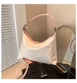 Dettaglio della borsa tote crema con tracolla rosa e scritta FASHION - Contrasto Bianco Sporco e Rosa / Bianco