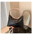 Dettaglio di una borsa Hobo nera con tracolla rosa e testo 'FASHION' in luce naturale - Nero e Rosa / Nero