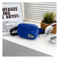 Bolso bandolera de nailon azul marino con etiqueta de moda y correa negra - Azul
