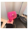 Gros plan d'un mini sac transparent rose fluo en gelée avec chaîne dorée et fermoir - Rose