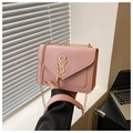 Dettaglio della borsa a tracolla rosa con logo SS dorato ed elegante ciondolo a nappa - Rosa