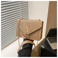 Dettaglio della borsa beige con catena dorata, logo metallico e nappina fine - Cachi