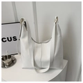 Detail van de grote witte tote bag met gouden ringen en een gladde lederen textuur - Wit